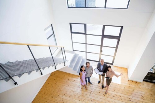 Real estate agent shows home to couple - real estate agent starting pay