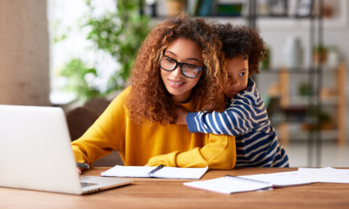 stay at home mom works on side job