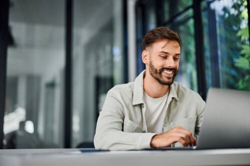 student studies for Illinois real estate exam
