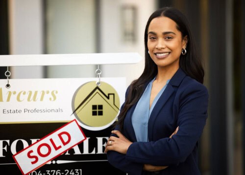 agent with sold sign – how to calculate real estate commission